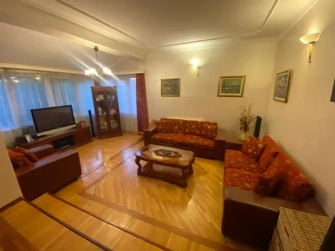 Prostrana dnevna soba sa garniturom za sjedenje, drvenim parketom i televizorom. - image 8