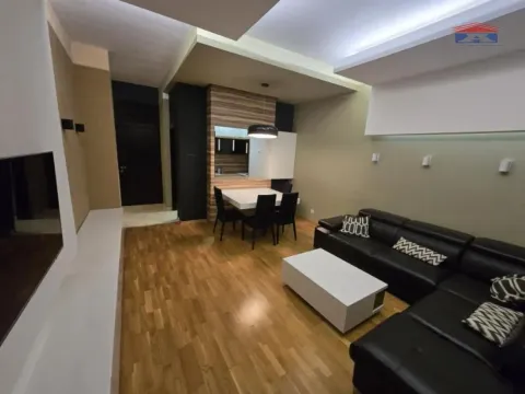 Dnevna soba sa garniturom, stočićem i trpezarijskim delom u pozadini. - image 6