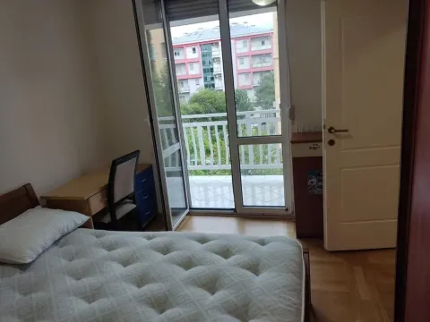 Namještena spavaća soba sa krevetom, radnim stolom i izlazom na terasu. - image 14