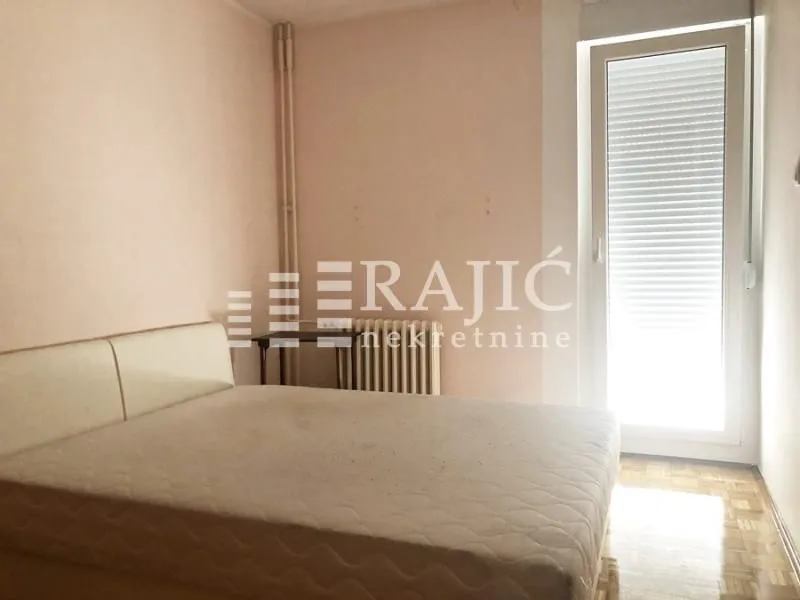 Bedroom with a double bed and access to the terrace.