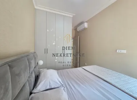 Furnished bedroom with a double bed and built-in closet. - image 6