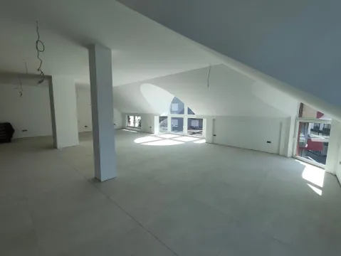 Prazna potkrovna prostorija sa pločicama na podu i kosim plafonom. - image 4