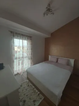 Spavaća soba sa bračnim krevetom i prozorom sa zavjesama. - image 10
