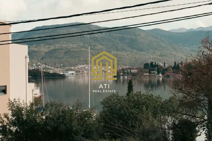 Pogled na zaliv i planine sa terase.