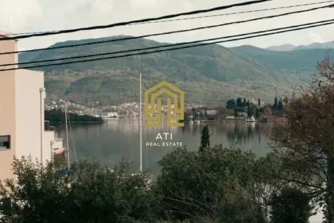 Pogled na zaliv i planine sa terase. - image 2