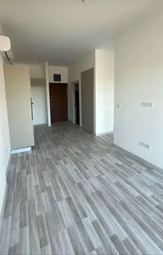 Prazna soba sa laminatom i ugrađenim vratima. - image 2