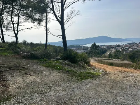 Pogled na okolni pejzaž i more sa placa. - image 4