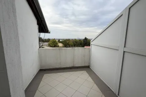 Pogled sa popločane terase na okolno zelenilo i grad. - image 14