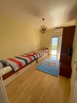Dječija soba sa krevetom, ormarom i izlazom na terasu. - image 7