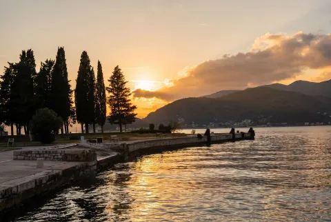 Prelijep pogled na more i zalazak sunca sa obale. - image 12