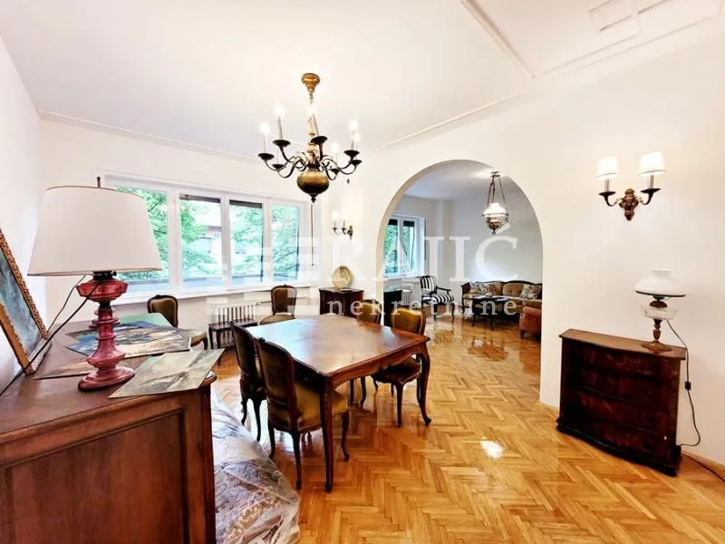 Spacious living room with a dining area and parquet flooring.