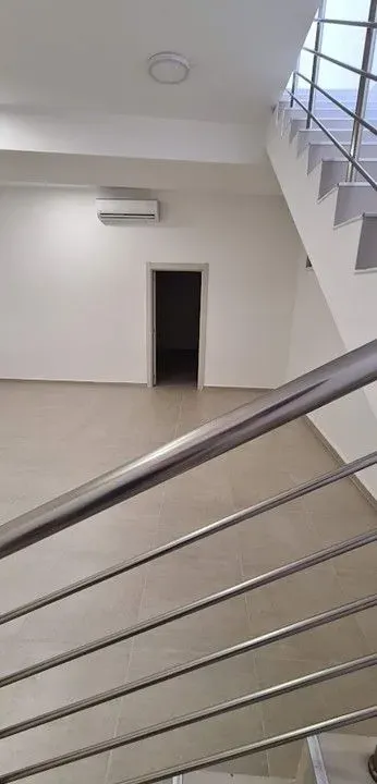 Izdavanje, poslovni prostor, 120m², Blok 6, Podgorica