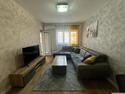 Dnevna soba sa garniturom, televizorom i izlazom na terasu. - image 6