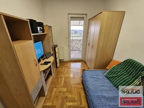 Nameštena spavaća soba sa krevetom, ormarom i TV komodom. - image 9