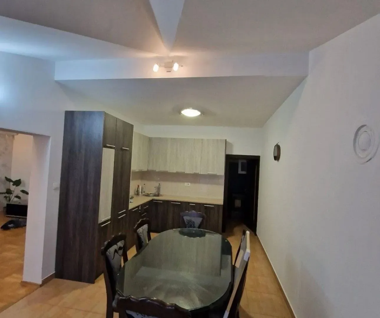 Izdavanje, dvosoban stan, 118m², Tološi, Podgorica