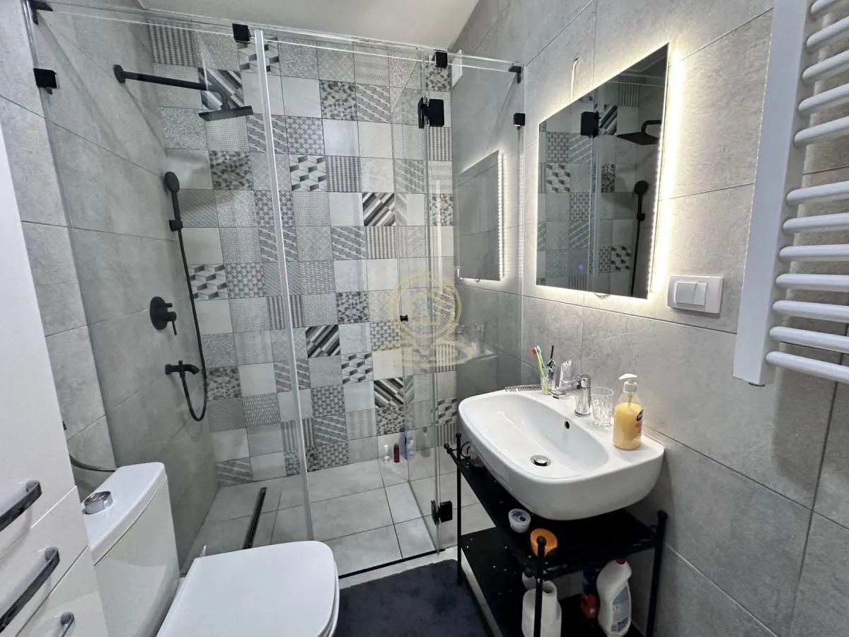 Izdavanje, trosoban stan, 52m², Centar, Novi Sad