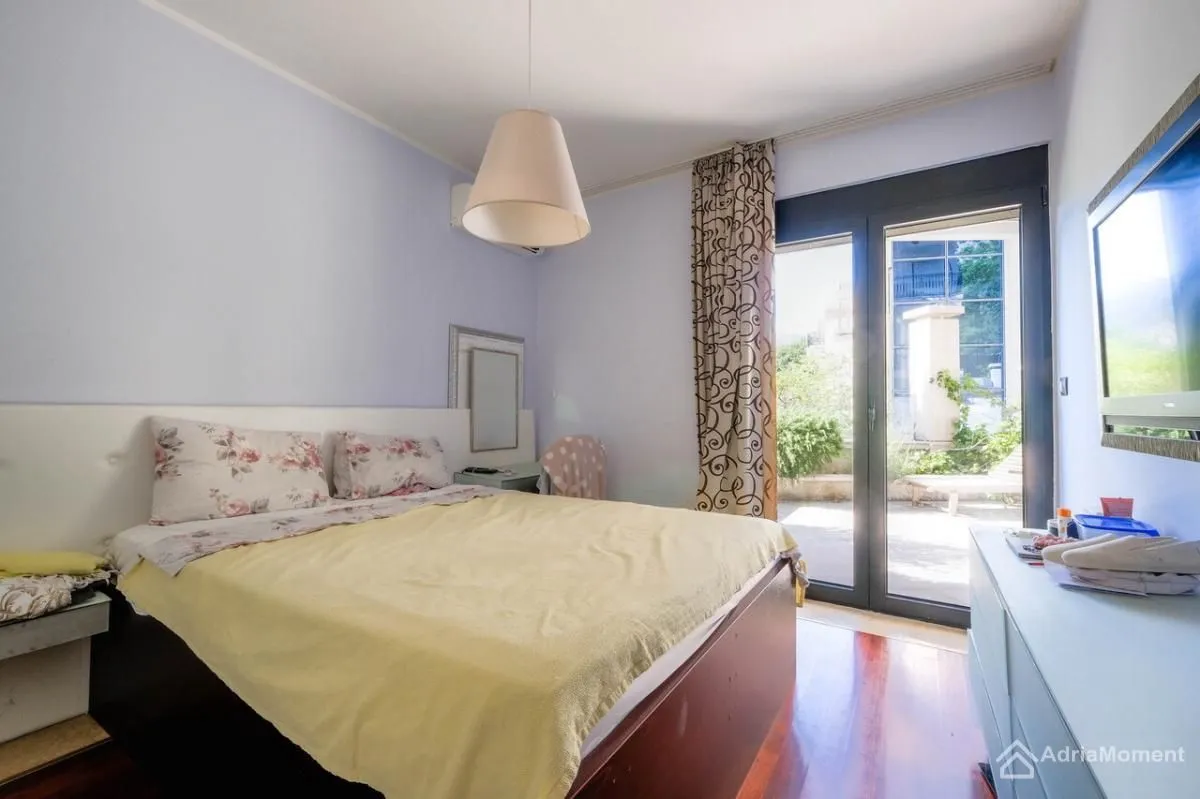 Sale, two bedroom apartment, 85m², Dobrota, Kotor