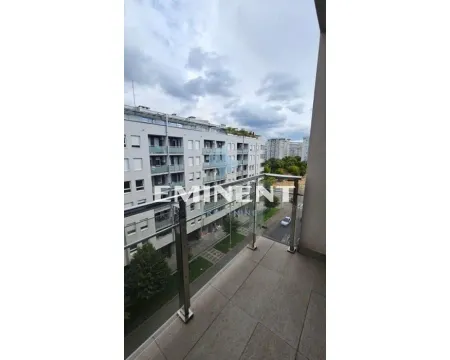 Pogled sa popločanog balkona na okolne zgrade i ulicu. - image 13