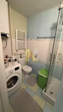 Manje kupatilo sa tuš kabinom, veš mašinom i sanitarijama. - image 15