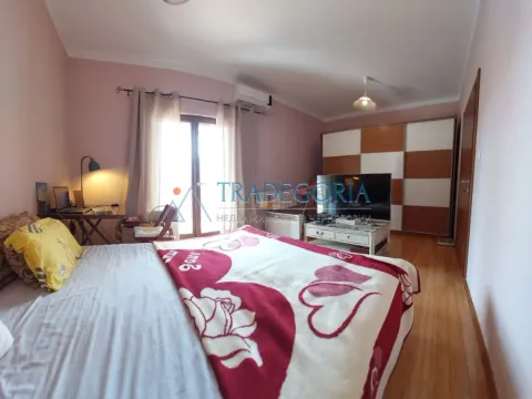 Namještena spavaća soba sa bračnim krevetom, garderoberom, televizorom i radnim stolom. - image 23