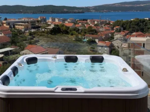 Izdavanje, dvosoban stan, 185m², Tivat, Crna Gora