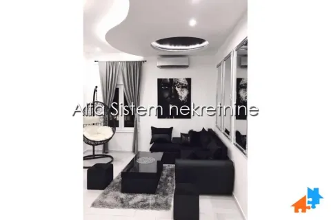 Dnevna soba sa crnim garniturama, visećom foteljom i modernim plafonom. - image 4