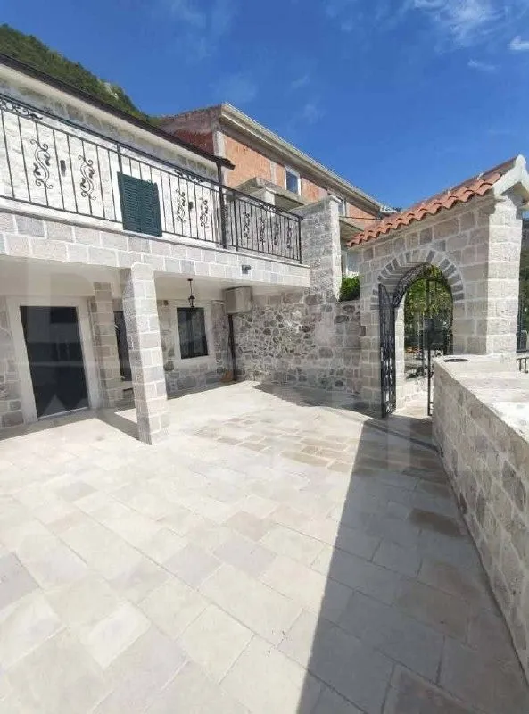Izdavanje, dvosoban stan, 80m², Tivat, Crna Gora