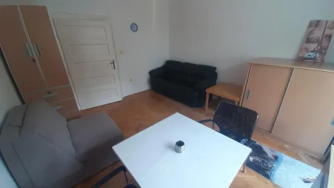 Dnevna soba sa garniturom za sedenje, radnim stolom i trpezarijskim stolom. - image 3