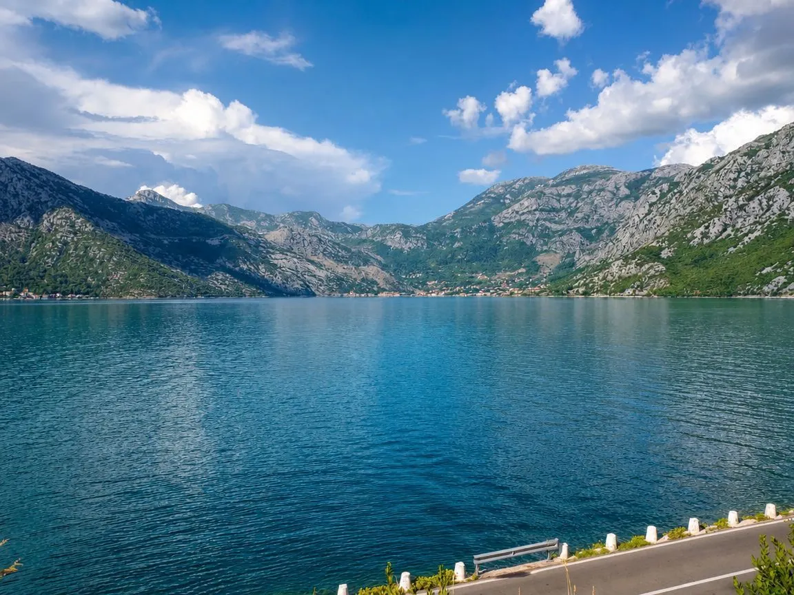 Pogled na zaliv i okolne planine sa lokacije nekretnine.