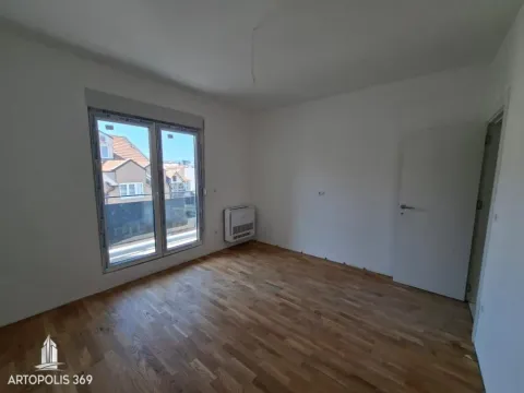 Prazna soba sa parketom i balkonskim vratima. - image 16
