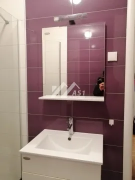 Kupatilo sa umivaonikom, ogledalom i ljubičastim pločicama. - image 7