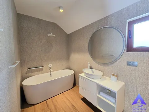 Moderno opremljeno kupatilo sa samostojećom kadom i umivaonikom. - image 16