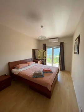 Spavaća soba sa bračnim krevetom i izlazom na terasu. - image 6