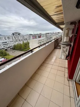 Dugačka natkrivena terasa sa pogledom na grad. - image 11