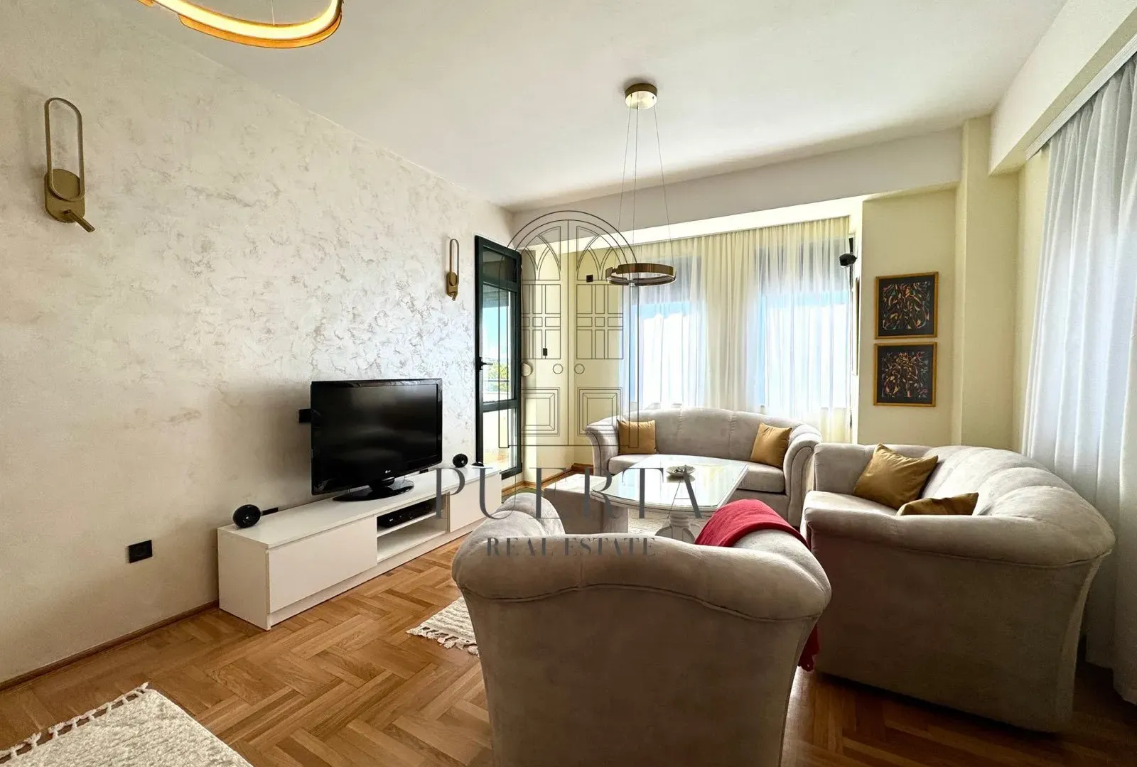 Izdavanje, dvosoban stan, 76m², Centar, Podgorica