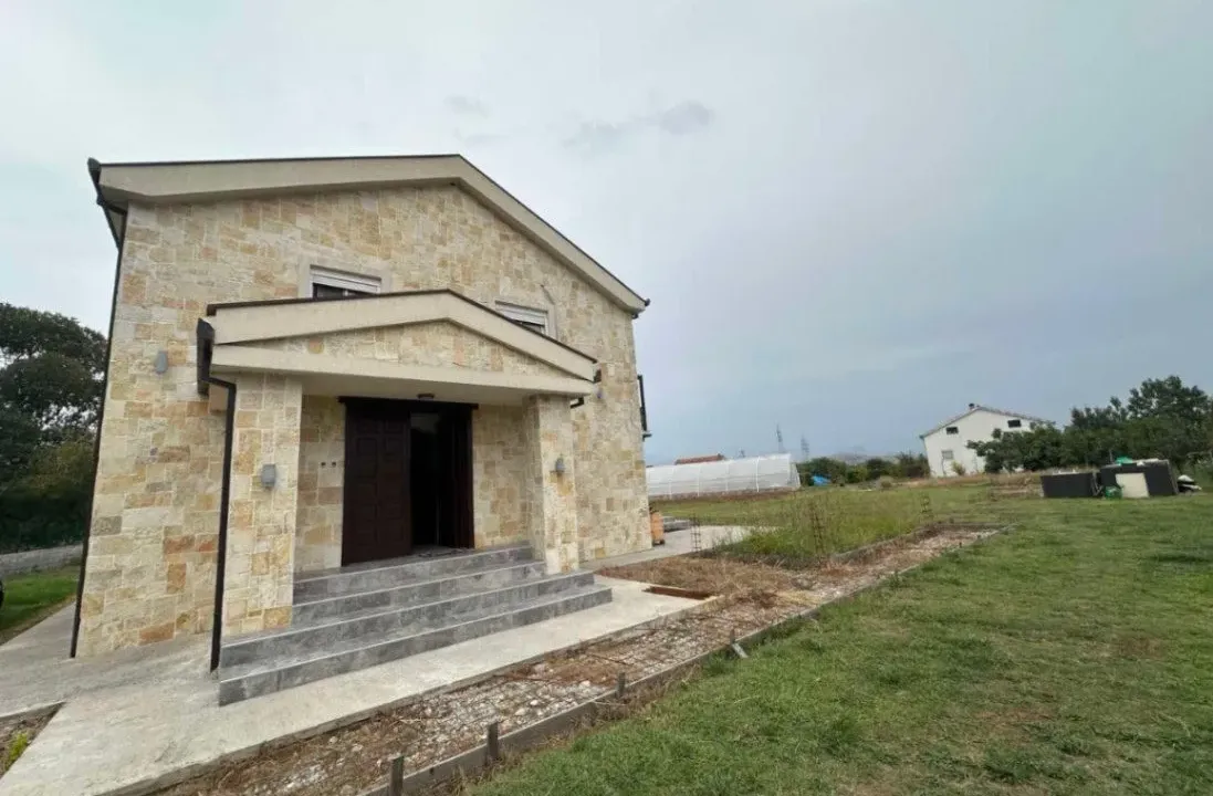 Rent, house, 280m², Beri, Podgorica