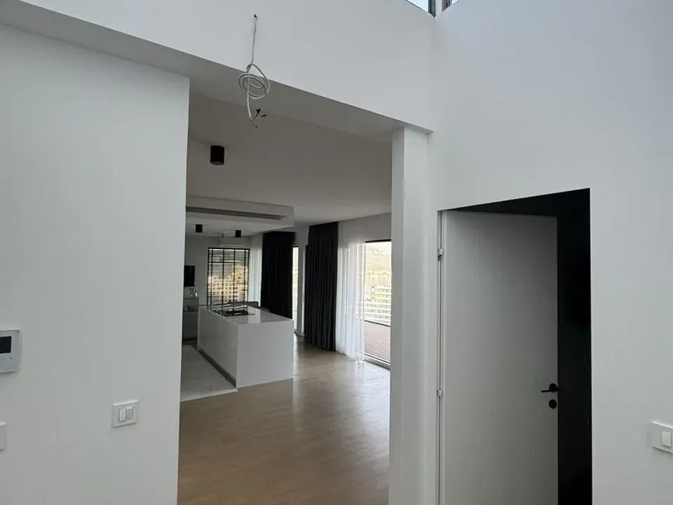 Prodaja, trosoban stan, 245m², Centar, Budva