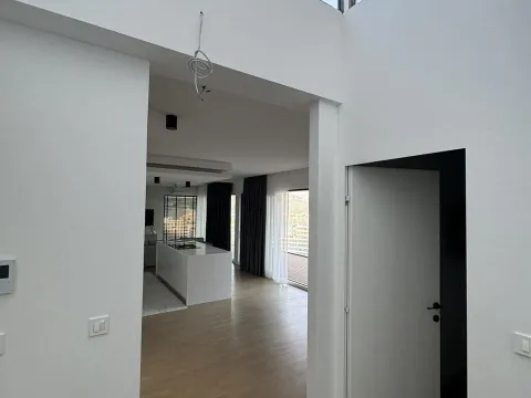 Prodaja, trosoban stan, 245m², Centar, Budva - image 1