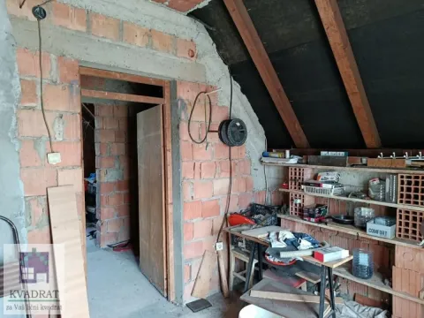 Potkrovlje u sirovom stanju sa otvorenim zidovima od cigle i drvenim gredama. - image 16