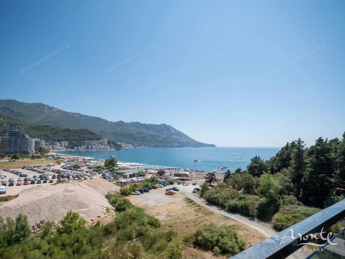 Pogled na more i plažu sa terase.