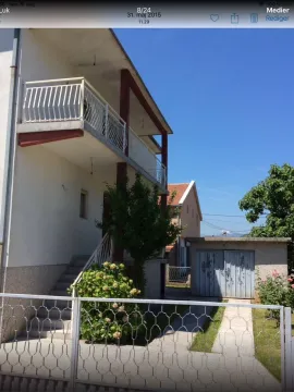 Vanjski izgled dvospratne kuće sa ograđenim dvorištem i garažom. - image 3