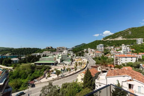 Panoramski pogled na naselje i okolna brda sa terase. - image 39