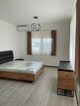 Svijetla spavaća soba sa bračnim krevetom i komodom. - image 3