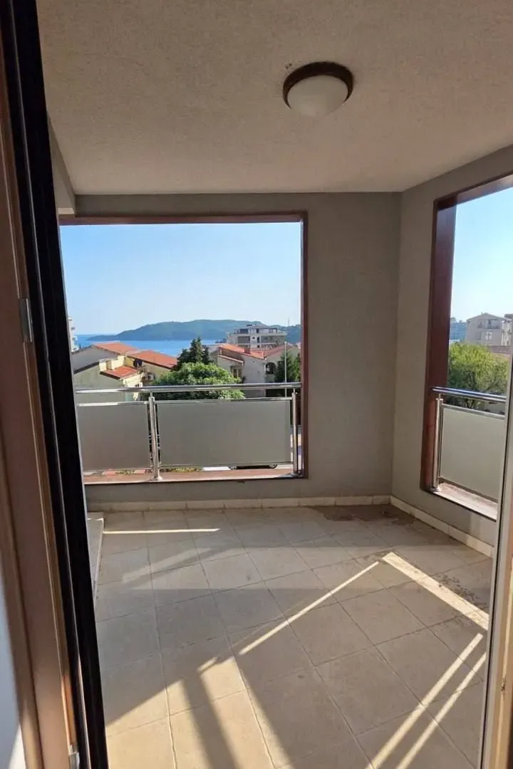 Izdavanje, dvosoban stan, 74m², Bečići, Budva