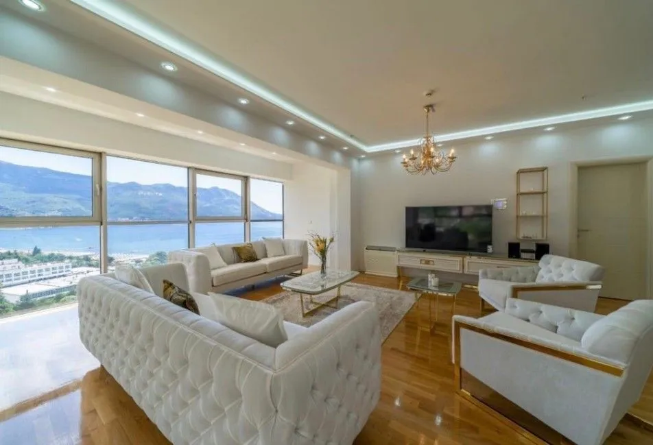 Izdavanje, trosoban stan, 150m², Dukley Gardens, Budva