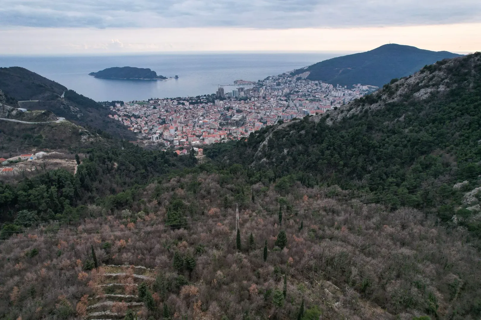 Panoramski pogled na Budvu i more sa brda.