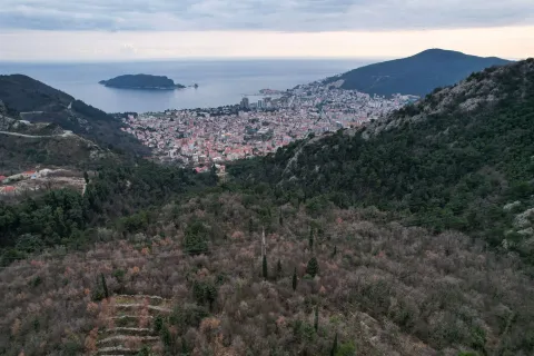 Panoramski pogled na Budvu i more sa brda. - image 6