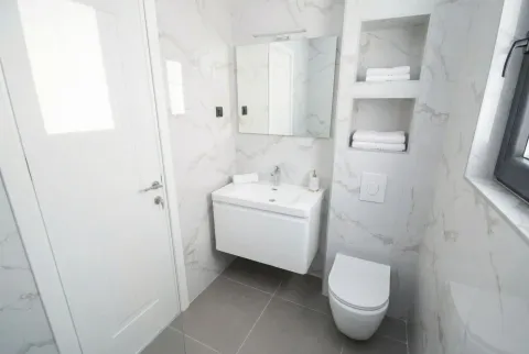 Moderno kupatilo sa bijelim pločicama. - image 6