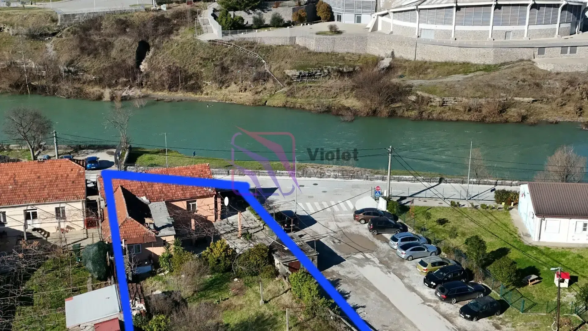 Pogled iz vazduha na imanje i okruženje.