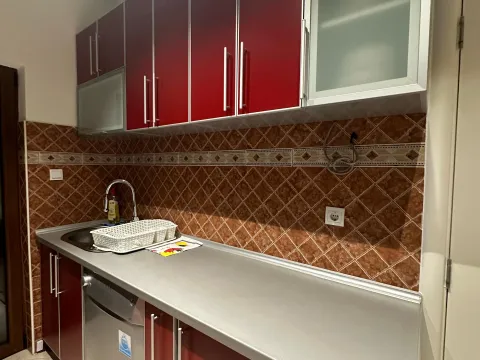 Izdavanje, trosoban stan, 130m², Centar, Tivat - image 19